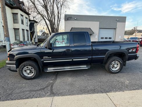Used 2006 Chevrolet Silverado 2500 LT w/ Heavy-Duty Power Package image 1