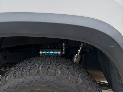 Used 2018 Toyota Tacoma TRD Off-Road image 2