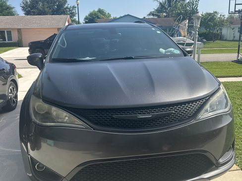 Used 2019 Chrysler Pacifica Touring-L w/ S Appearance Package FWD image 2