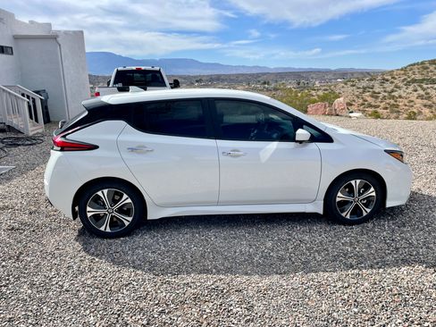 Used 2020 Nissan Leaf SV w/ SV Technology Package FWD image 5