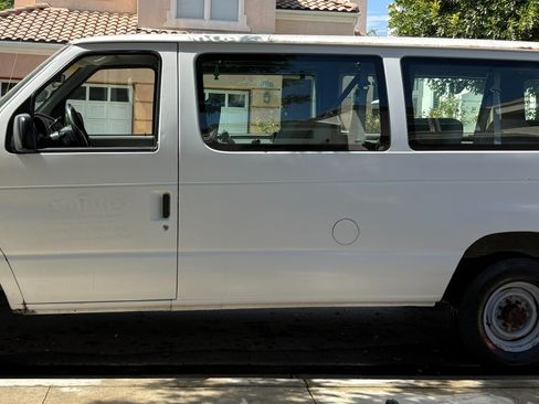 Used 1999 Ford E-350 and Econoline 350 Club Wagon RWD image 4