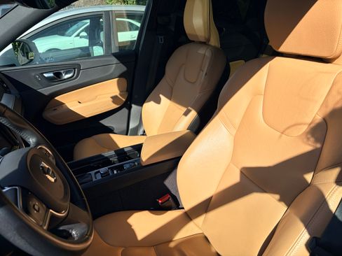 Used 2020 Volvo XC60 T5 Momentum image 5