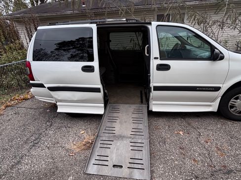 Used 2005 Chevrolet Venture LS w/ Easy Order Package image 1