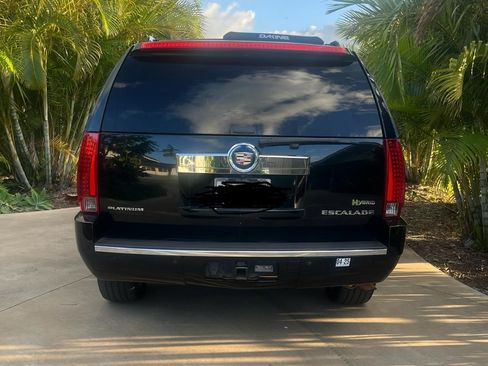 Used 2013 Cadillac Escalade Platinum image 1