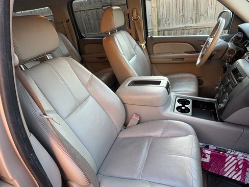 Used 2007 GMC Yukon XL SLT w/ SLT Preferred Equipment Group image 4