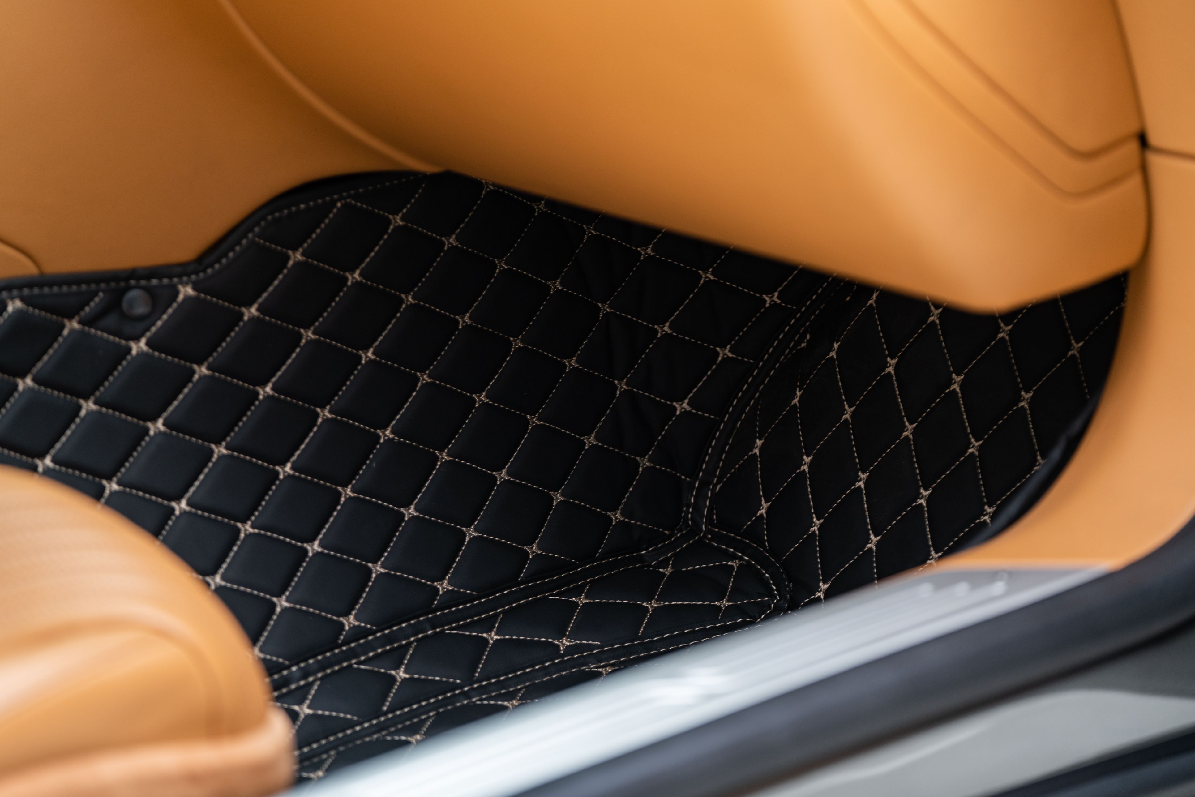 Used 2017 Aston Martin DB11 V12 RWD image 17