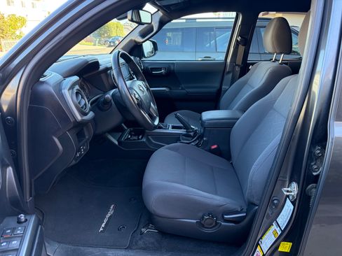 Used 2019 Toyota Tacoma TRD Sport image 12