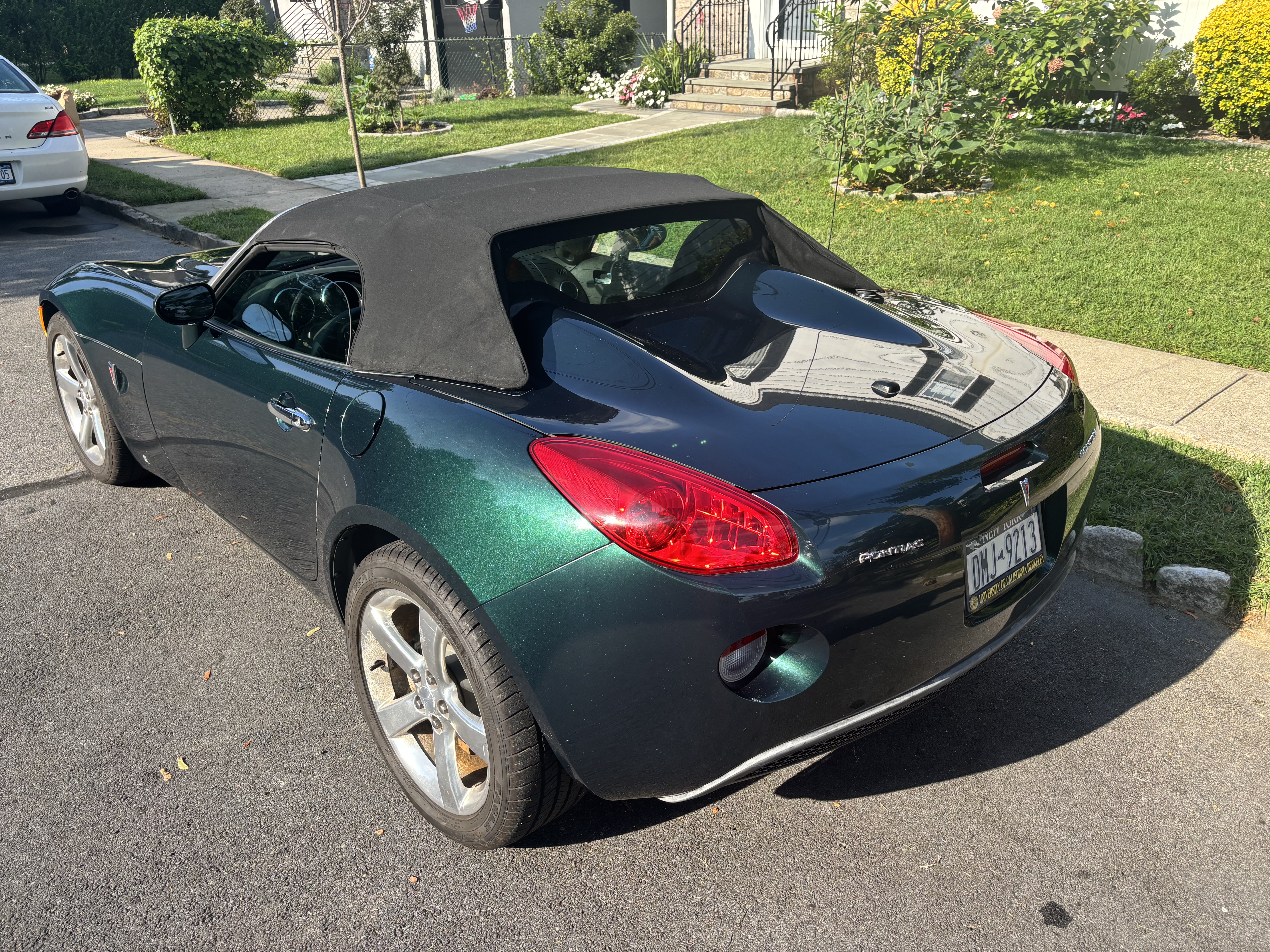 Used 2006 Pontiac Solstice Convertible w/ Premium Package RWD image 5