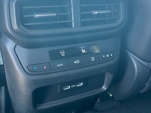 Used 2023 Honda Pilot Touring image 18