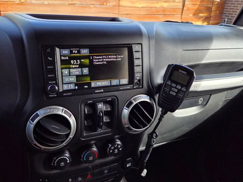 Used 2017 Jeep Wrangler Unlimited Rubicon w/ Connectivity Group image 10