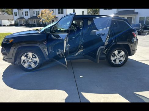 Used 2022 Jeep Compass Latitude image 10