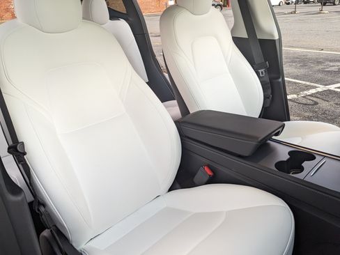 Used 2022 Tesla Model Y Long Range image 8