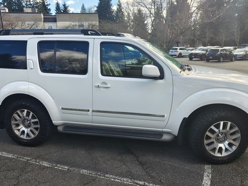 Used 2012 Nissan Pathfinder LE image 18