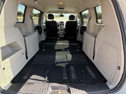 Used 2019 Dodge Grand Caravan SE w/ UConnect Hands-Free Group FWD image 9