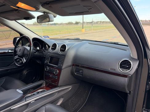 Used 2010 Mercedes-Benz GL 550 4MATIC image 23