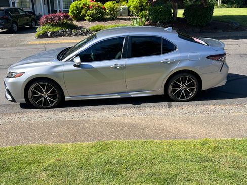 Used 2022 Toyota Camry SE FWD image 16