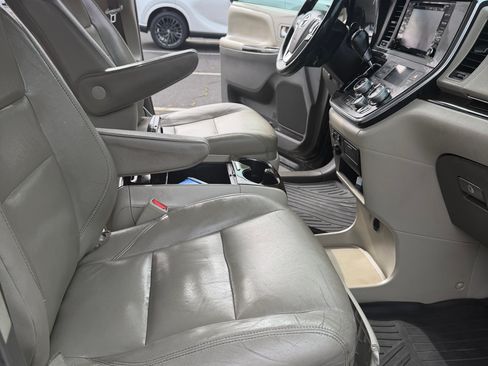 Used 2019 Toyota Sienna XLE image 19