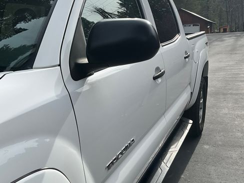 Used 2015 Toyota Tacoma Pickup 4D 5 ft image 2