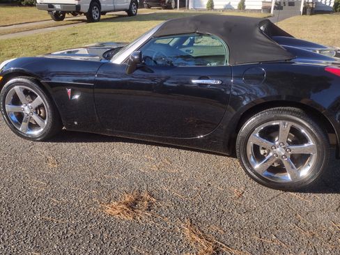 Used 2007 Pontiac Solstice Convertible w/ Preferred Package image 2