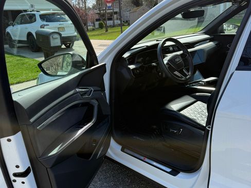 Used 2022 Audi e-tron S Premium Plus image 9
