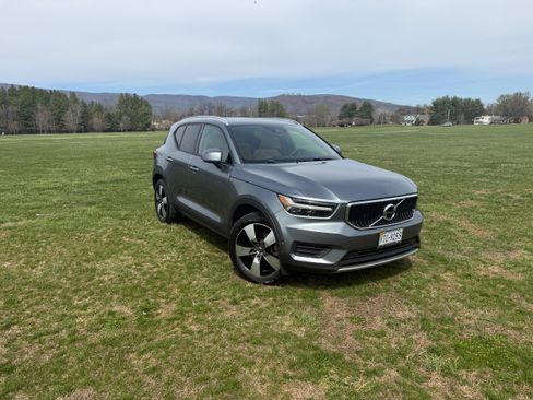 Used 2019 Volvo XC40 T5 Momentum image 1