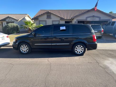 Used 2016 Chrysler Town & Country Touring image 8
