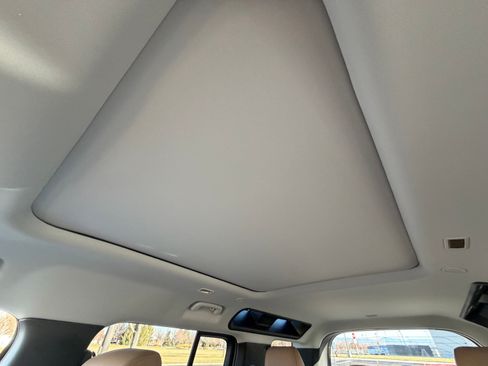 Used 2025 Land Rover Defender 110 S image 13