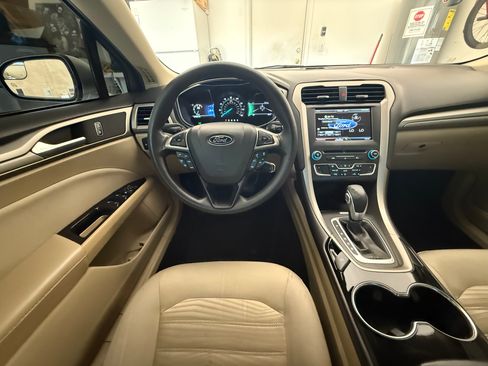 Used 2016 Ford Fusion SE FWD image 2