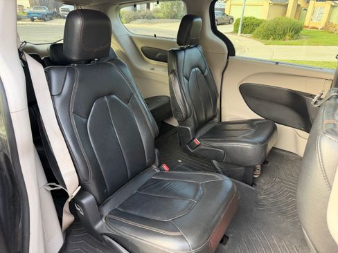 Used 2017 Chrysler Pacifica Touring-L FWD image 5
