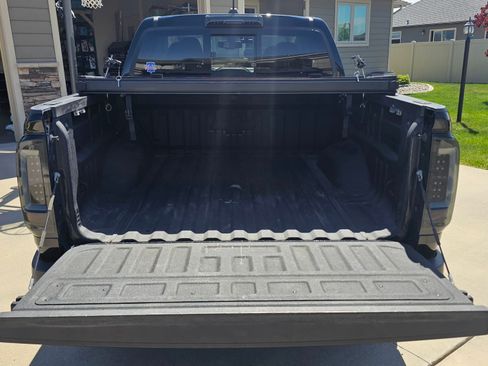 Used 2016 Chevrolet Colorado LT w/ Midnight Edition AWD/4WD image 10