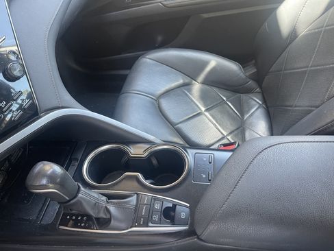 Used 2019 Toyota Camry XLE FWD image 9