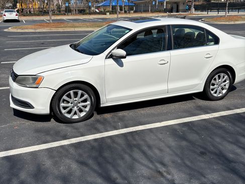 Used 2013 Volkswagen Jetta SE FWD image 2