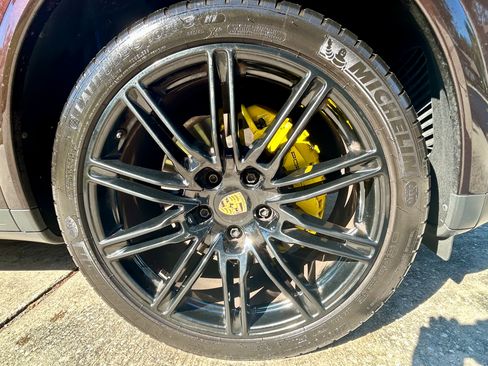 Used 2017 Porsche Cayenne S image 5