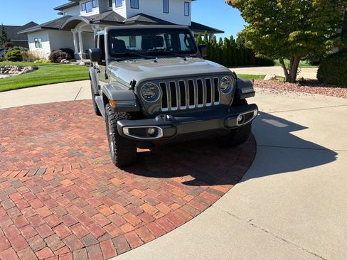 Used 2018 Jeep Wrangler Unlimited Sahara AWD/4WD image 2