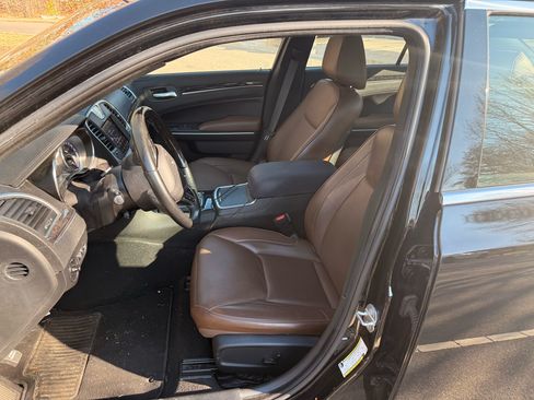 Used 2019 Chrysler 300 Limited w/ Safetytec Plus Group image 10