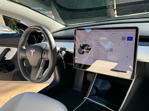 Used 2019 Tesla Model 3 Standard Range Plus image 13