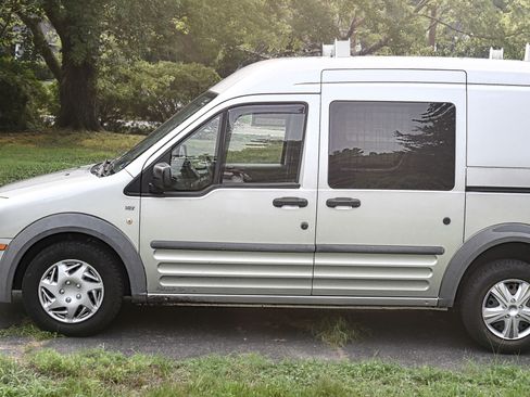 Used 2010 Ford Transit Connect XLT FWD image 2