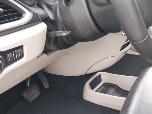 Used 2022 Chrysler Pacifica Touring-L image 8