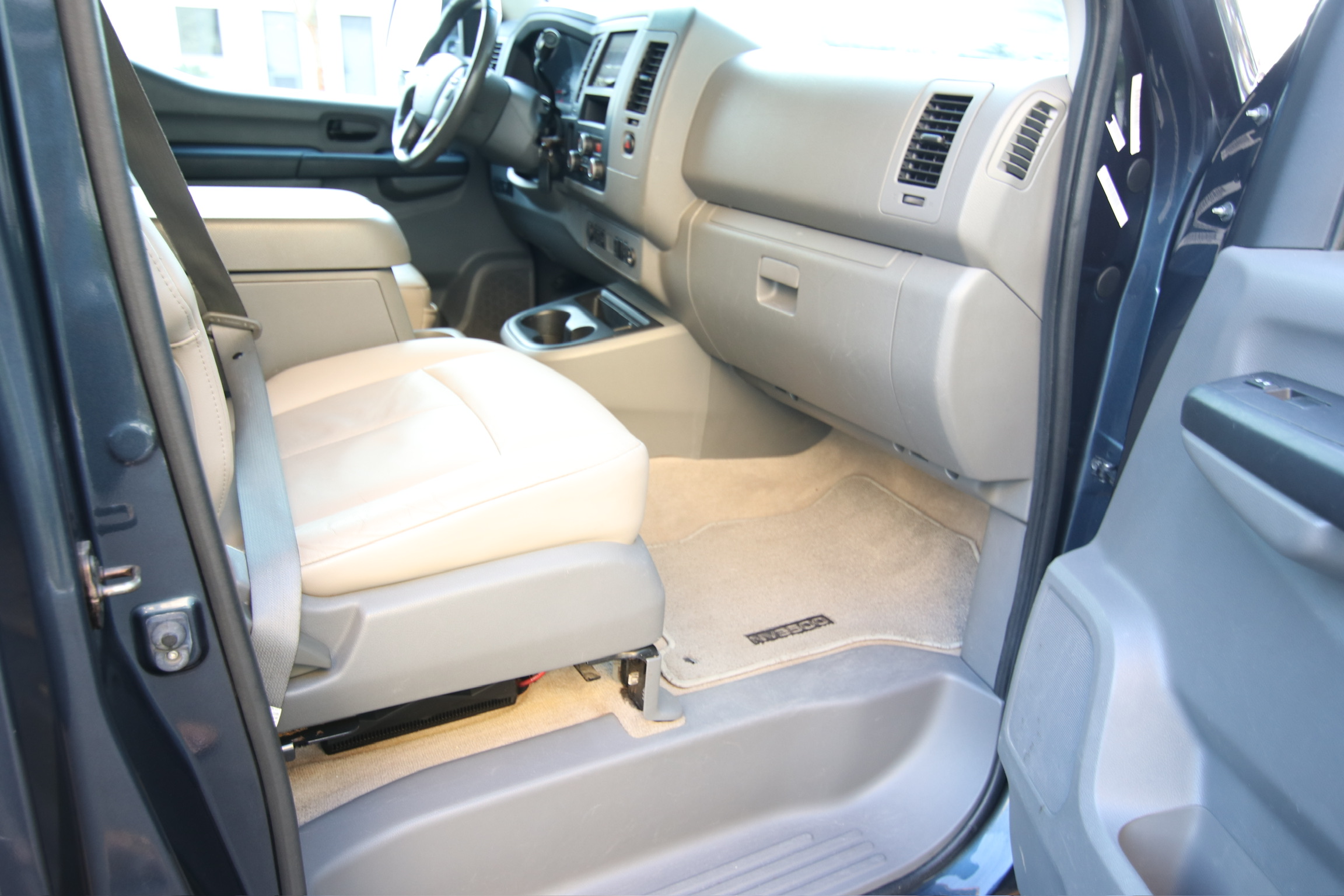 Used 2013 Nissan NV 3500 SL w/ Technology Pkg RWD image 17
