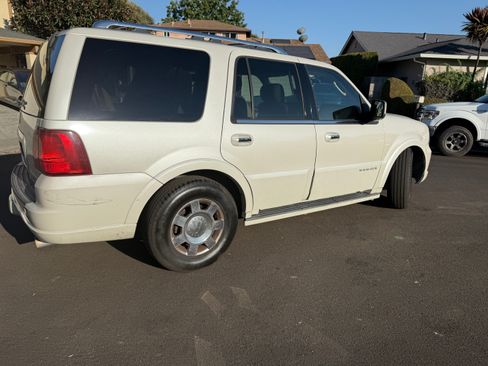 Used 2006 Lincoln Navigator Luxury AWD/4WD image 2