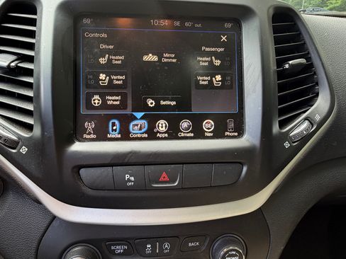 Used 2015 Jeep Cherokee Limited w/ Luxury Group FWD image 13