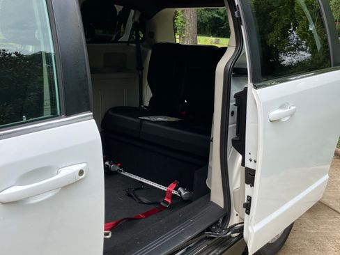 Used 2019 Dodge Grand Caravan SXT FWD image 10