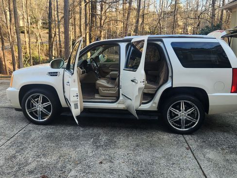 Used 2010 Cadillac Escalade Premium image 9