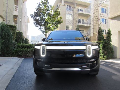 Used 2023 Rivian R1S Adventure image 2