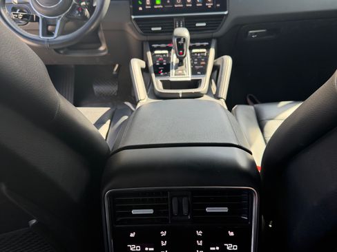 Used 2022 Porsche Cayenne E-Hybrid image 12