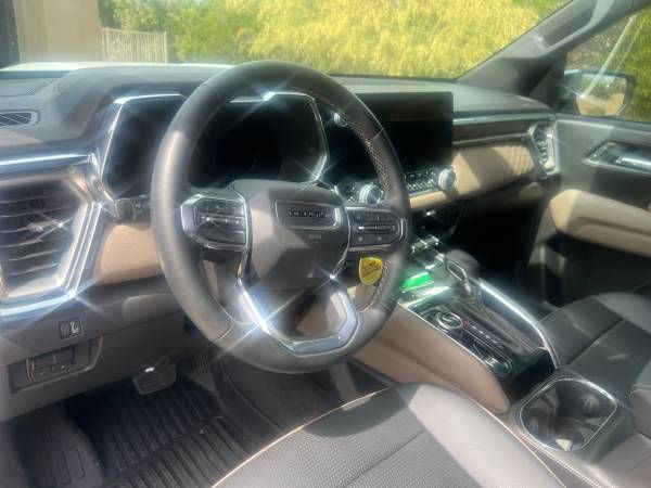 Used 2024 GMC Canyon Denali AWD/4WD image 8