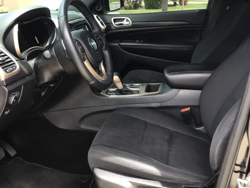 Used 2017 Jeep Grand Cherokee Laredo image 14