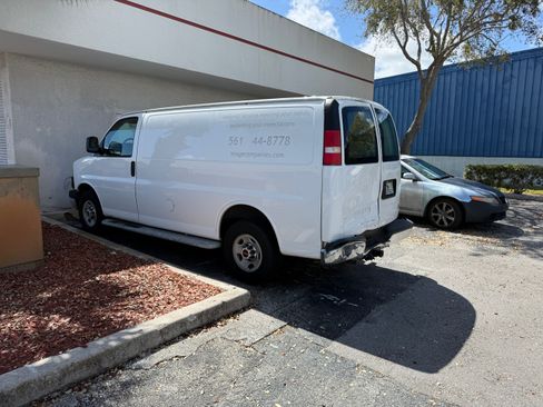 Used 2015 GMC Savana 2500 image 1