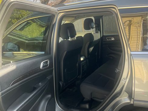 Used 2012 Jeep Grand Cherokee Laredo w/ Laredo E Group image 16