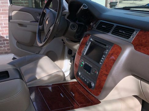 Used 2011 Chevrolet Avalanche LTZ image 17